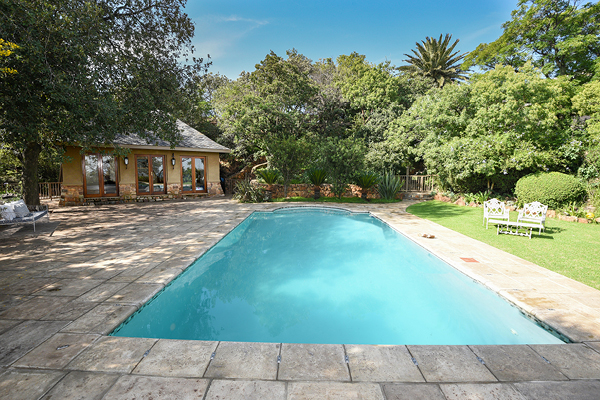 Endcliff-pool-and-pool-house