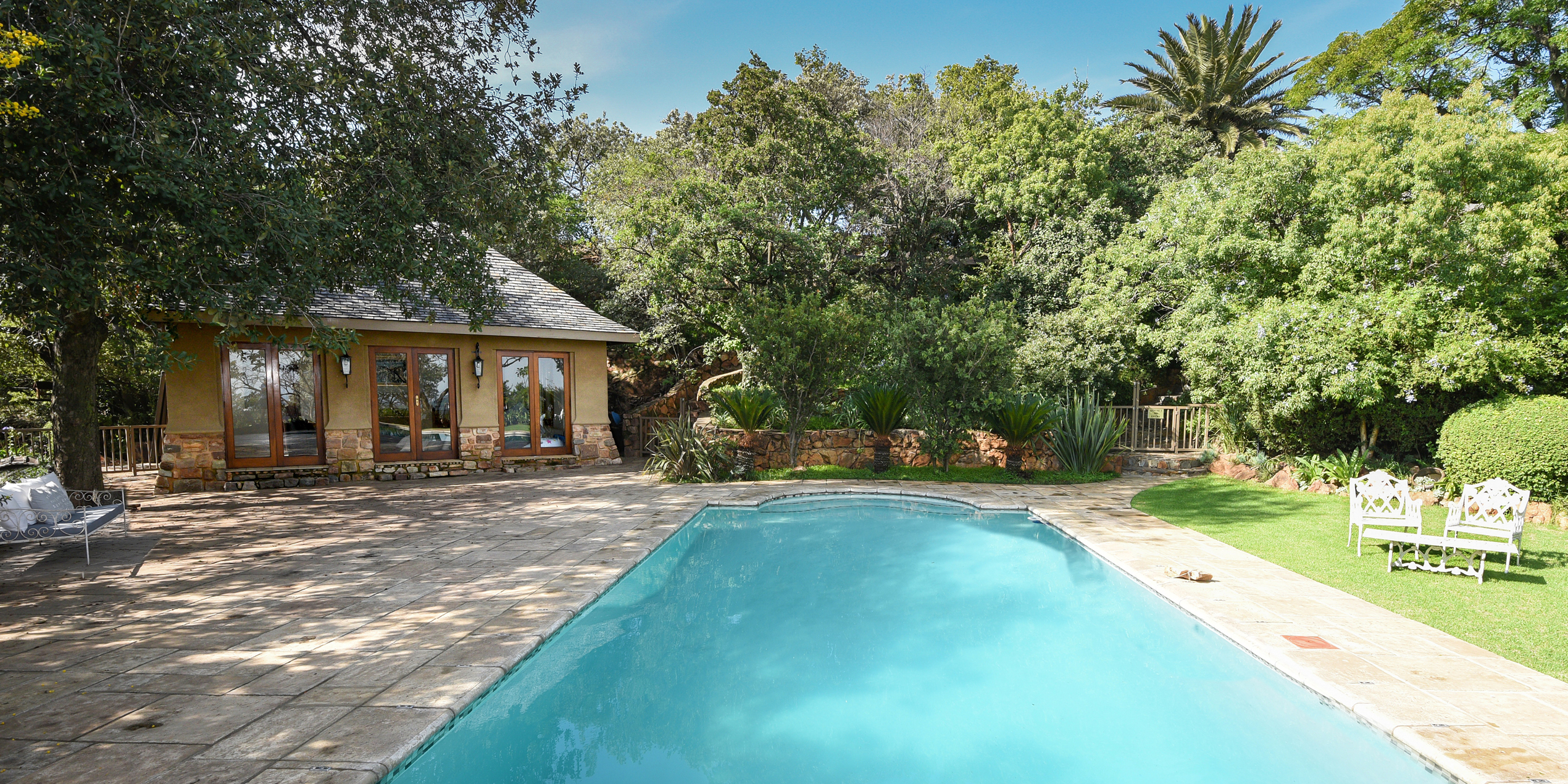 Endcliff-swimming-pool-clubhouse